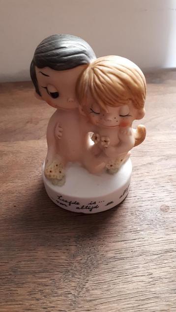 Love is , liefde is .. voor altijd en altijd beeldje beschikbaar voor biedingen