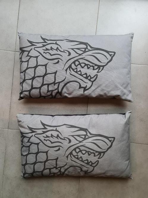 Unieke Game of thrones House stark wolf kussen, Huis en Inrichting, Slaapkamer | Beddengoed, Zo goed als nieuw, Kussen, Grijs