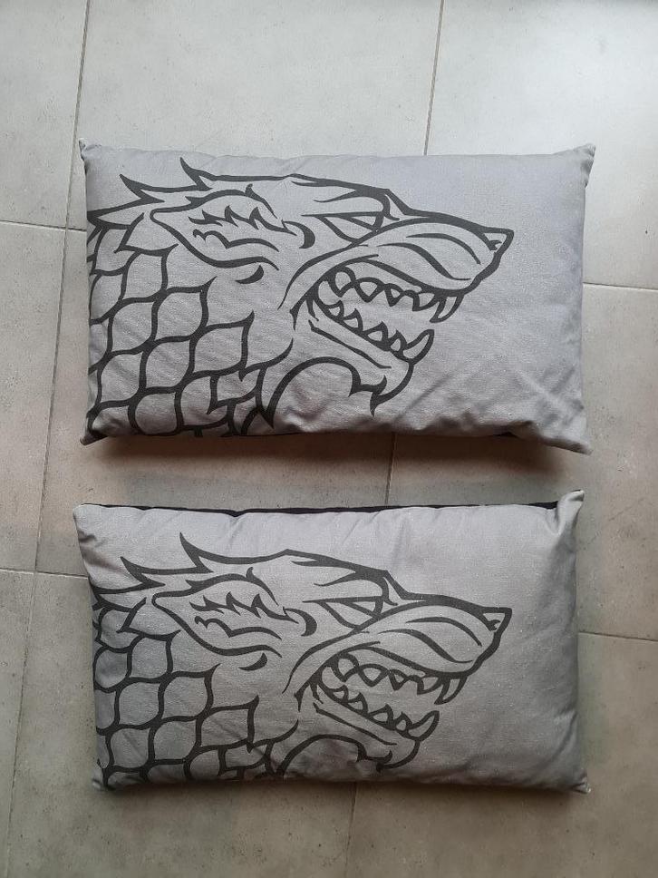Unieke Game of thrones House stark wolf kussen, Huis en Inrichting, Slaapkamer | Beddengoed, Zo goed als nieuw, Kussen, Grijs