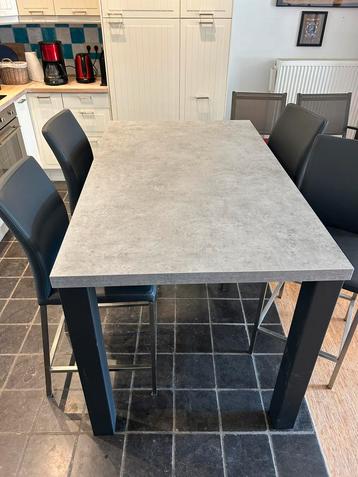Keukentafel met hoge stoelen beschikbaar voor biedingen