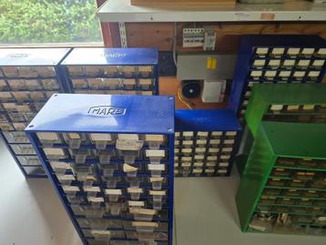 7x MARS Laden kasten met elektronische componenten beschikbaar voor biedingen