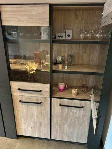 Eetkamer/salon te koop beschikbaar voor biedingen