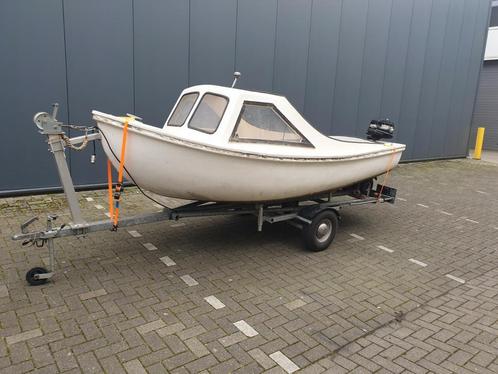 Te koop Polyester boot met motor en trailer, Watersport en Boten, Sloepen, Zo goed als nieuw, Buitenboordmotor, Polyester, Ophalen