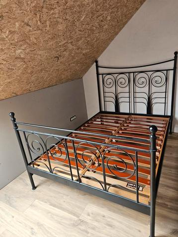 Metalen bed inclusief 2 lattenbodems  (140cm) beschikbaar voor biedingen