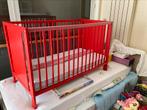 Babybedje kinderbedje in rood hout, Kinderen en Baby's, Ophalen, Zo goed als nieuw