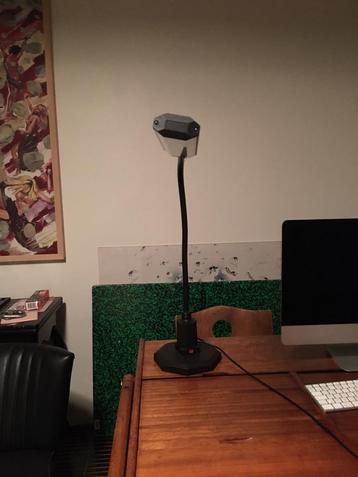 Lampe de bureau flexible et orientable.