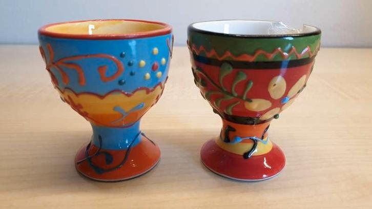 2 eierdopjes, beschilderd, 1 beetje beschadigd, hoogte 5,5cm, Maison & Meubles, Cuisine | Vaisselle, Enlèvement ou Envoi