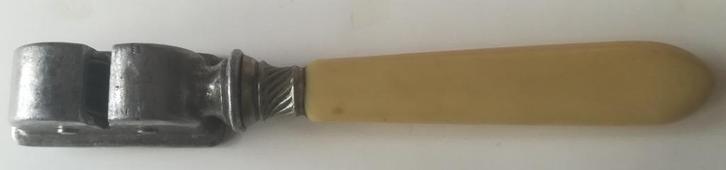 VINTAGE OUDE MESSENSLIJPER YLLEITH FRANCE, Antiek en Kunst, Antiek | Keukengerei, Ophalen of Verzenden