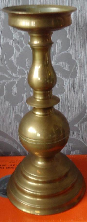 Antieken koperen kerkkandelaar beschikbaar voor biedingen