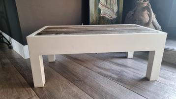 witte loungetafel met teak bovenblad beschikbaar voor biedingen