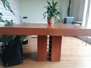 Vierkante houten tafel beschikbaar voor biedingen