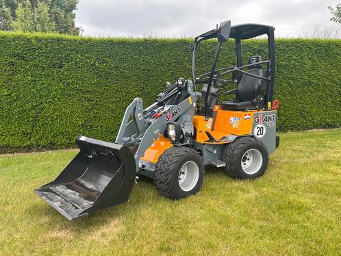 Giant G1200 mini loader met bak in nieuwstaat, Zakelijke goederen, Machines en Bouw | Kranen en Graafmachines, Wiellader of Shovel