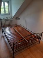 Metalen bed 140 x 200 met bijhorend nachttafeltje, Ophalen, Verstelbaar, Bruin, Tweepersoons
