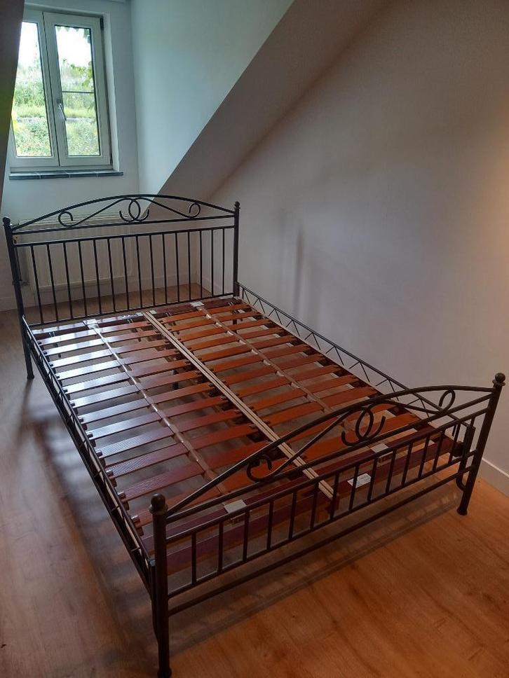 Metalen bed 140 x 200 met bijhorend nachttafeltje, Huis en Inrichting, Slaapkamer | Bedden, Zo goed als nieuw, Tweepersoons, 140 cm