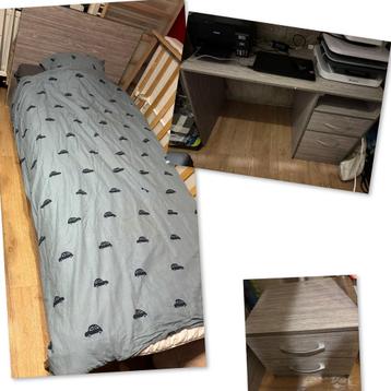 Set bestaande uit Bed Bureau en Nachtkastje Nieuw beschikbaar voor biedingen