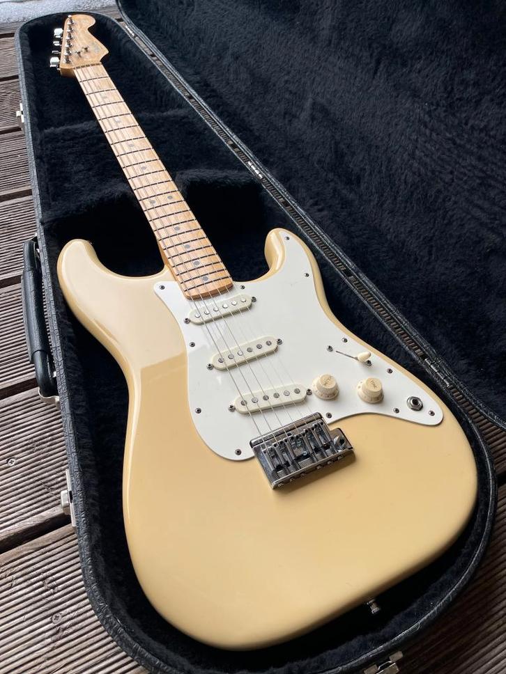 Fender US Dan Smith 2-Knob Stratocaster 1983 IVORY, Musique & Instruments, Instruments à corde | Guitares | Électriques, Utilisé