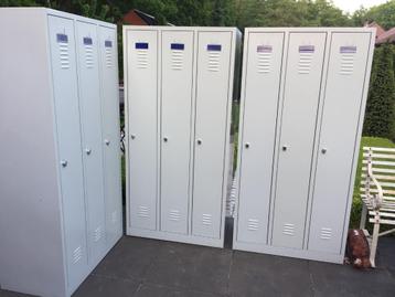 Degelijke 3 - deurs lockers / lockerkasten . Als nieuw ! beschikbaar voor biedingen