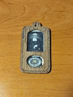 Vintage medaille en kledingstuk van broeder Mutien-Marie, Ophalen