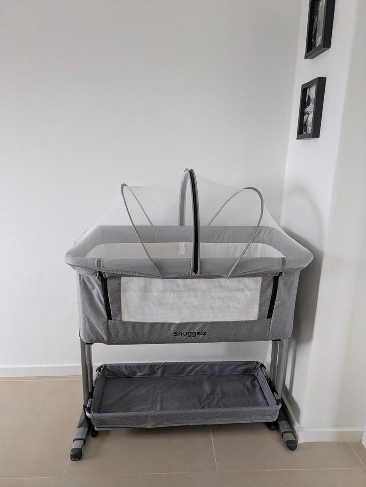 Grijze Co-sleeper van merk Snuggelz, Kinderen en Baby's, Babywiegjes en Ledikanten, Zo goed als nieuw, Ophalen