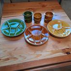 Fondue-servies (borden, potjes en vorkjes) Vintage jaren 70, Huis en Inrichting, Bord(en), Ophalen, Aardewerk
