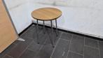 oude vintage formica tafel bruine kleur 60cm jaar, Ophalen of Verzenden, Zo goed als nieuw