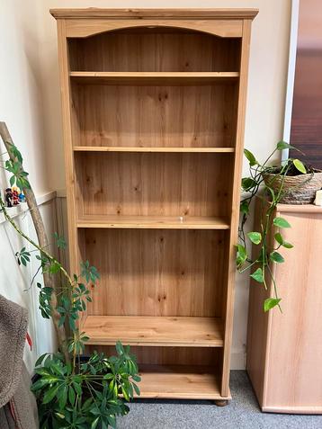 Boekenkast beschikbaar voor biedingen