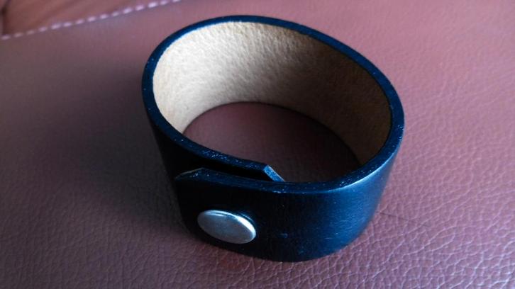 Leder armband met drukknop (pols +/-18cm omtrek), Bijoux, Sacs & Beauté, Bracelets, Comme neuf, Cuir, Enlèvement ou Envoi