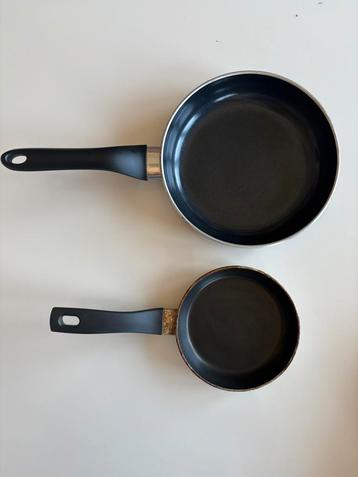2 Koekenpannen/pannen van 20 cm en 14 cm beschikbaar voor biedingen
