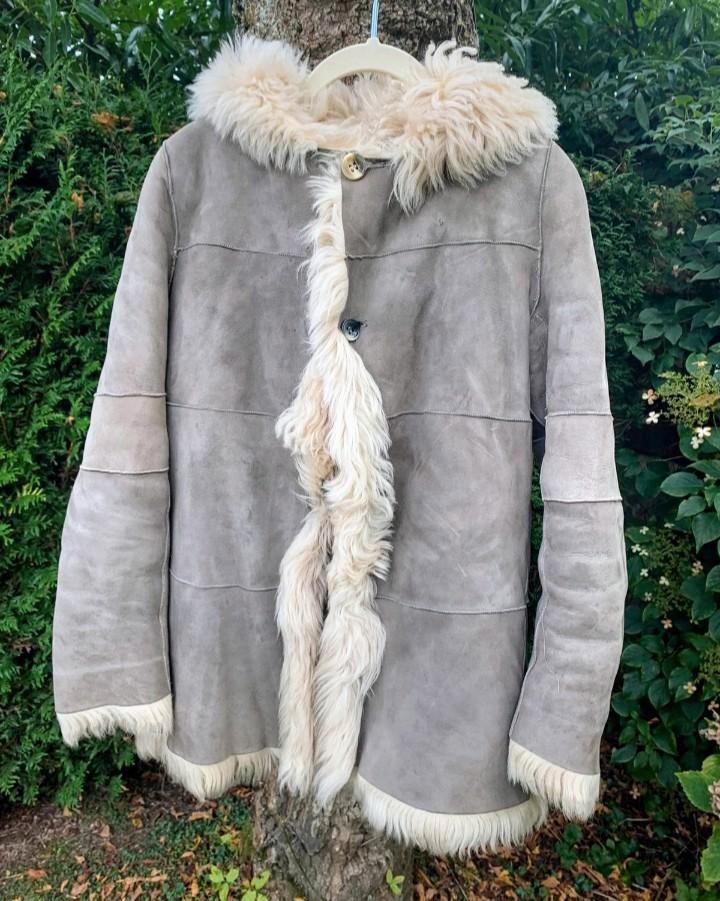 Suède lammy met capuchon lange schaapvacht, Kleding | Dames, Jassen | Winter, Gedragen, Maat 36 (S), Grijs, Ophalen of Verzenden