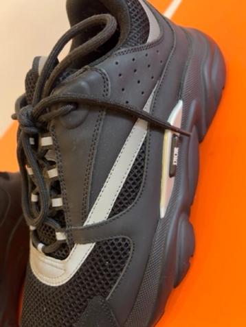DIOR B22 Black beschikbaar voor biedingen