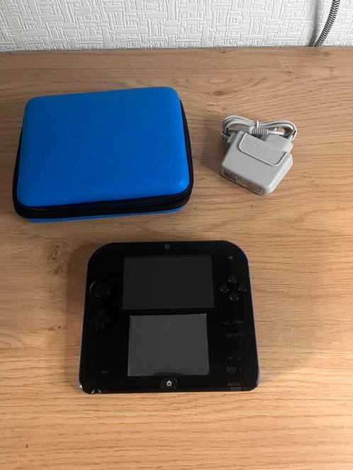 Console 2ds noire et bleu avec chargeur et housse, Games en Spelcomputers, Spelcomputers | Nintendo 2DS en 3DS, Zo goed als nieuw
