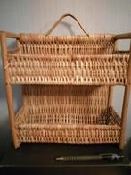 Étagère en osier, Ophalen
