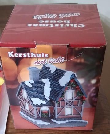 Kersthuis met licht. beschikbaar voor biedingen