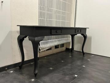 Elegante zwarte wandtafel met gebogen poten en lades beschikbaar voor biedingen