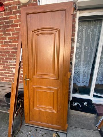 Houtkleurige voordeur beschikbaar voor biedingen