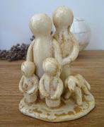 Beeldje 'Gezin'. Handmade, gesigneerd. Geglazuurde keramiek, Ophalen of Verzenden