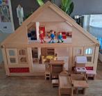 Houten poppenhuis met meubeltjes en popjes., Kinderen en Baby's, Speelgoed | Houten speelgoed, Meubelstuk of Keukentje, Gebruikt