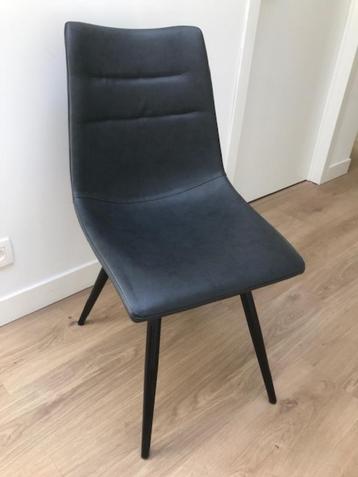 Zwarte kunstleren stoelen in nette staat. beschikbaar voor biedingen