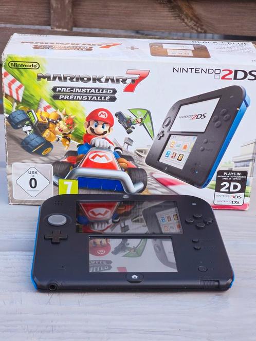 Speciale editie van de Nintendo 2DS — Mario Kart 7, Games en Spelcomputers, Spelcomputers | Nintendo 2DS en 3DS, Zo goed als nieuw