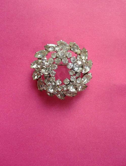 Vintage strass cluster dome broche - bloem, Handtassen en Accessoires, Broches, Gebruikt, Koper, Met strass, Ophalen of Verzenden