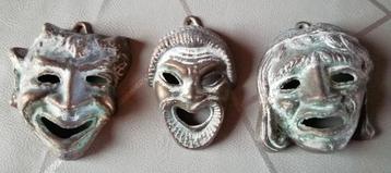 Bronzen komische theatermaskers en Griekse goden