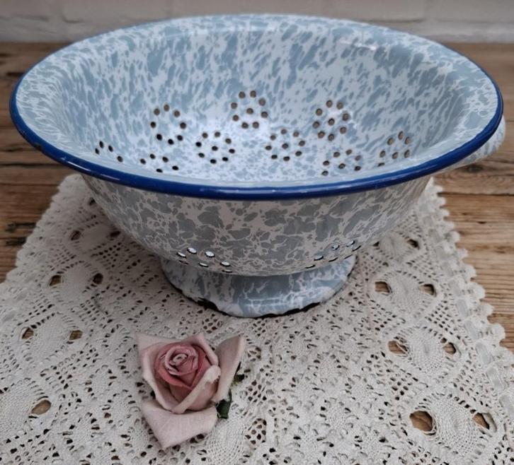 Wit / lichtblauw emaille vergiet met 2 greepjes, Antiek en Kunst, Curiosa en Brocante, Ophalen of Verzenden