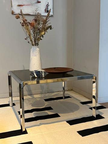 Chromen salontafel met donker glas beschikbaar voor biedingen