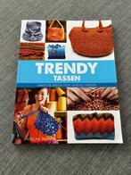 breiboek trendy tassen 4 euro, Boeken, Ophalen, Zo goed als nieuw, Breien en Haken