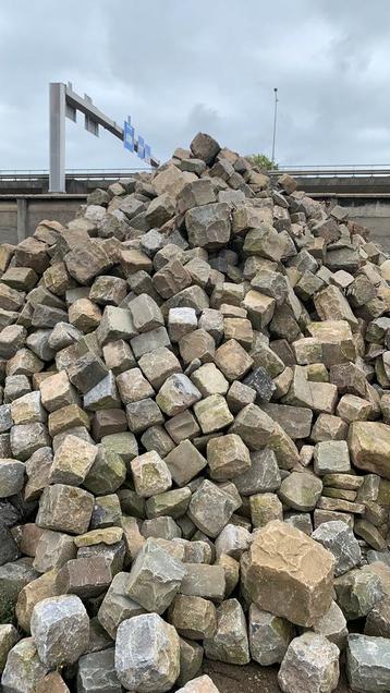 Kasseien platines kopjes natuursteen gres bont beschikbaar voor biedingen