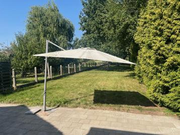 Grote parasol 2,6x2,6m  beschikbaar voor biedingen