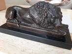 lion couché en bronze sur socle en marbre noir,belle patine, Antiquités & Art, Bronze, Enlèvement ou Envoi