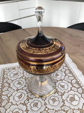 Vintage pot met deksel beschikbaar voor biedingen