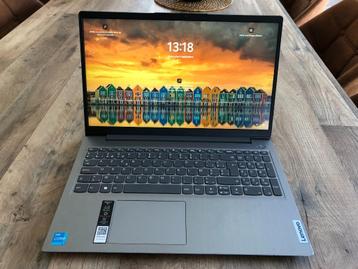 Laptop LENOVO Ideapad 3 - 15ITL6 quasi neuf (avec sac) 