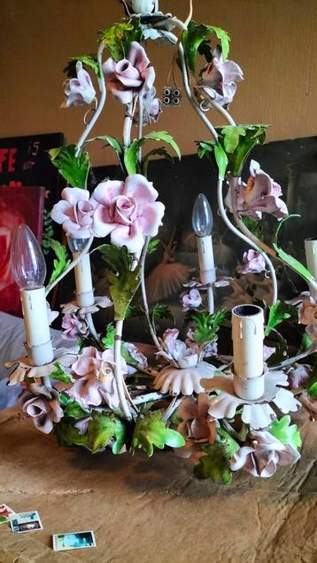 Antieke Italiaanse tole luchter met mooie bloemen., Enlèvement